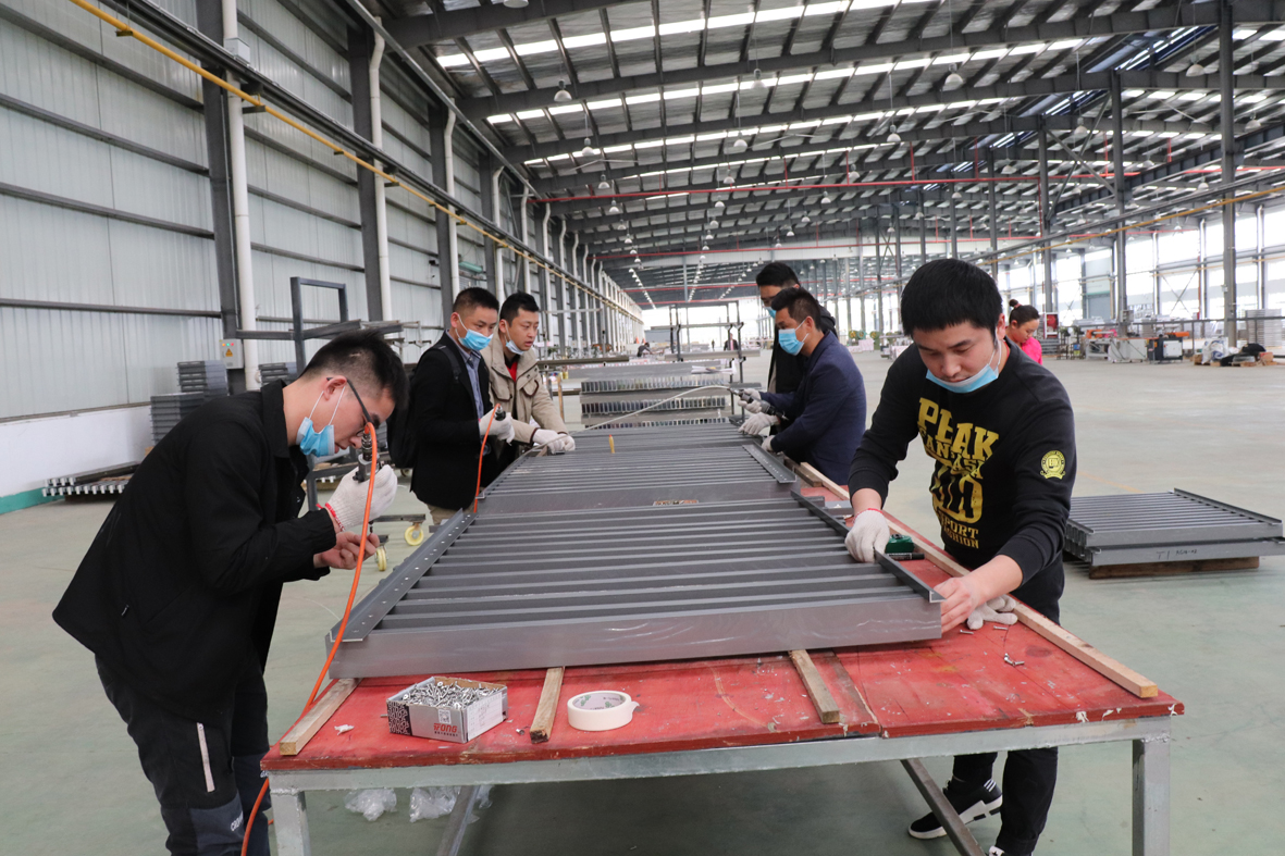 我司全體員工深入工廠體驗門窗生產的工作